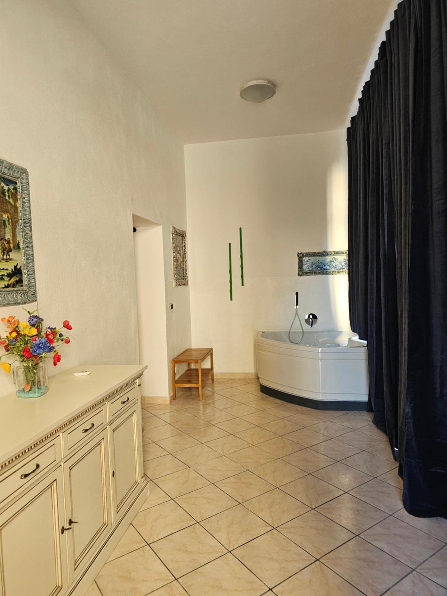 Casa Atena, Spaziosa, Romantica Con Idromassaggio Privato Варацце Екстер'єр фото